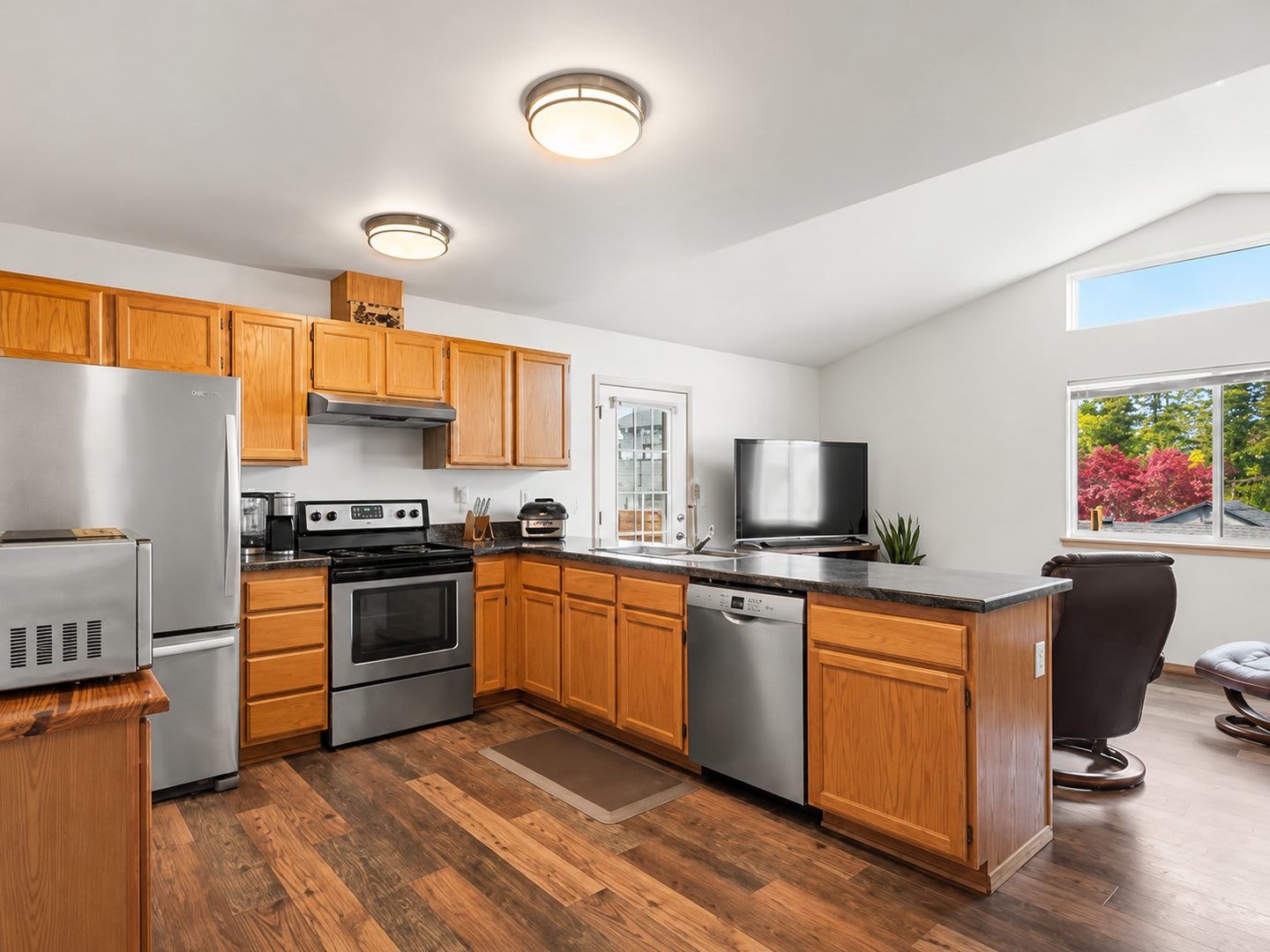 Beautiful 3 Bed 2 Bath With Yard – photo 3