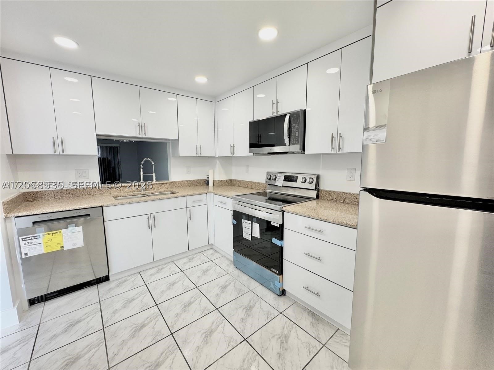 1075 Riverside Dr – photo 2