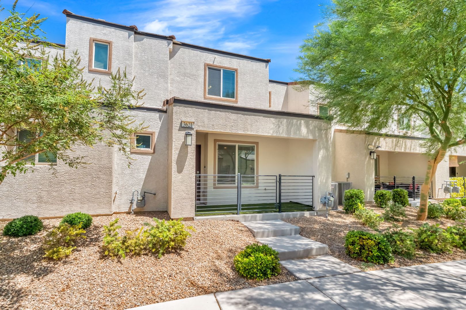 Modern Gated Townhome with Flexible Living Spaces & Stylish Finishes! – photo 2