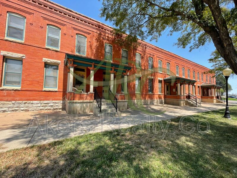 411 W 11Th St – photo 1