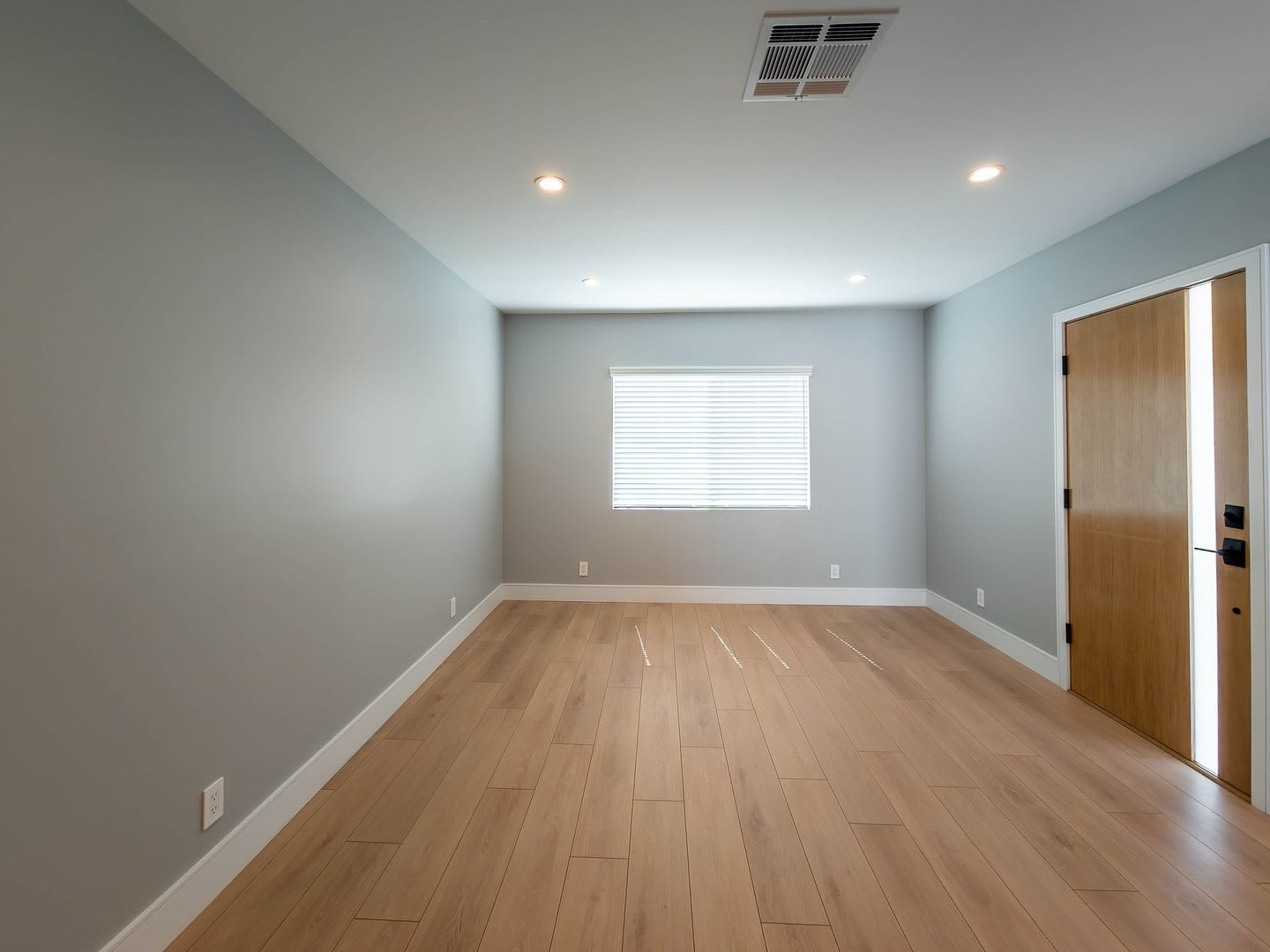 Tastefully Remodeled 4BR Home in North Hollywood! – photo 4
