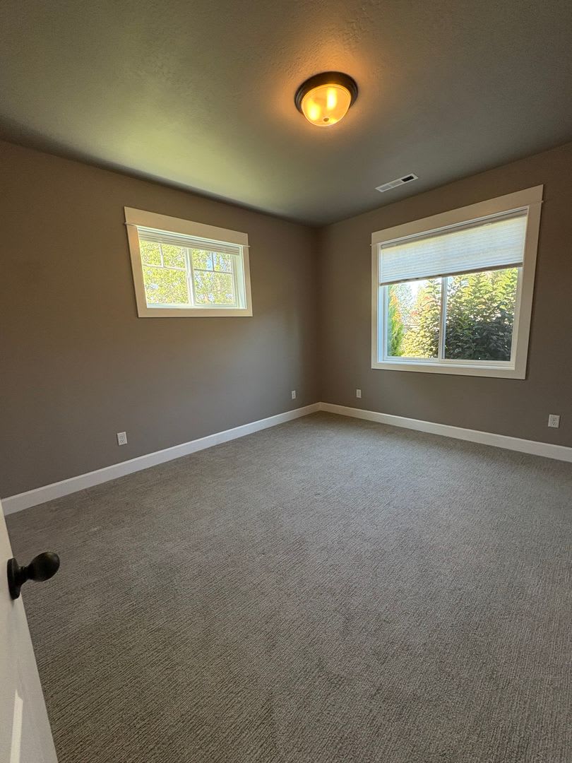 Beautiful 3 Bedroom 2 Bathroom Home in East Medford – photo 3