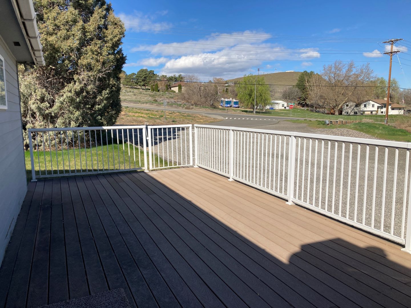 Spacious 4-Bedroom, 2-Bath Home with Daylight Basement, Large Yard & Two Fireplaces!. – photo 3