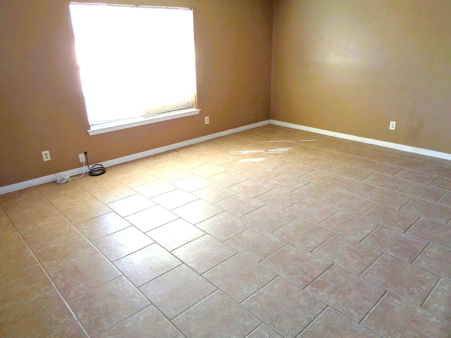 Nice Single Level Northeast Duplex With Refrigerated Air Located In Quiet Neighborhood – photo 3