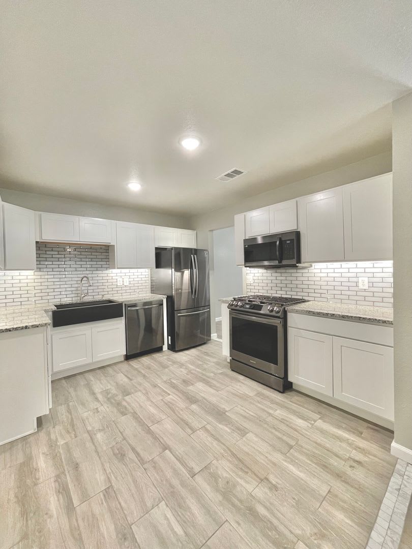 Renovated in 2023, 3 Bedroom 2 Bath Home now available! – photo 3