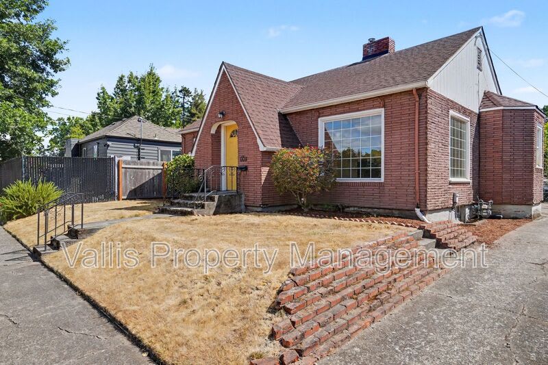 1470 Capitol Street NE – photo 2