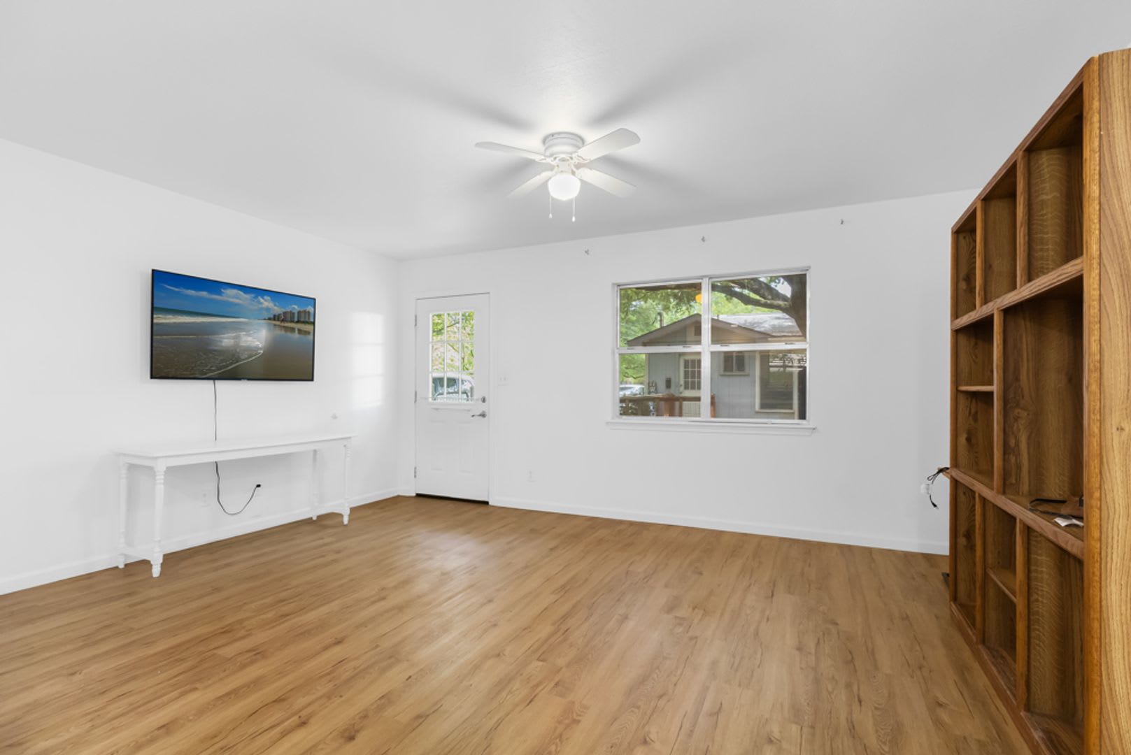 Charming 1-Bedroom 1 Bathroom Near Canyon Lake Dam-Move-In Ready – photo 4