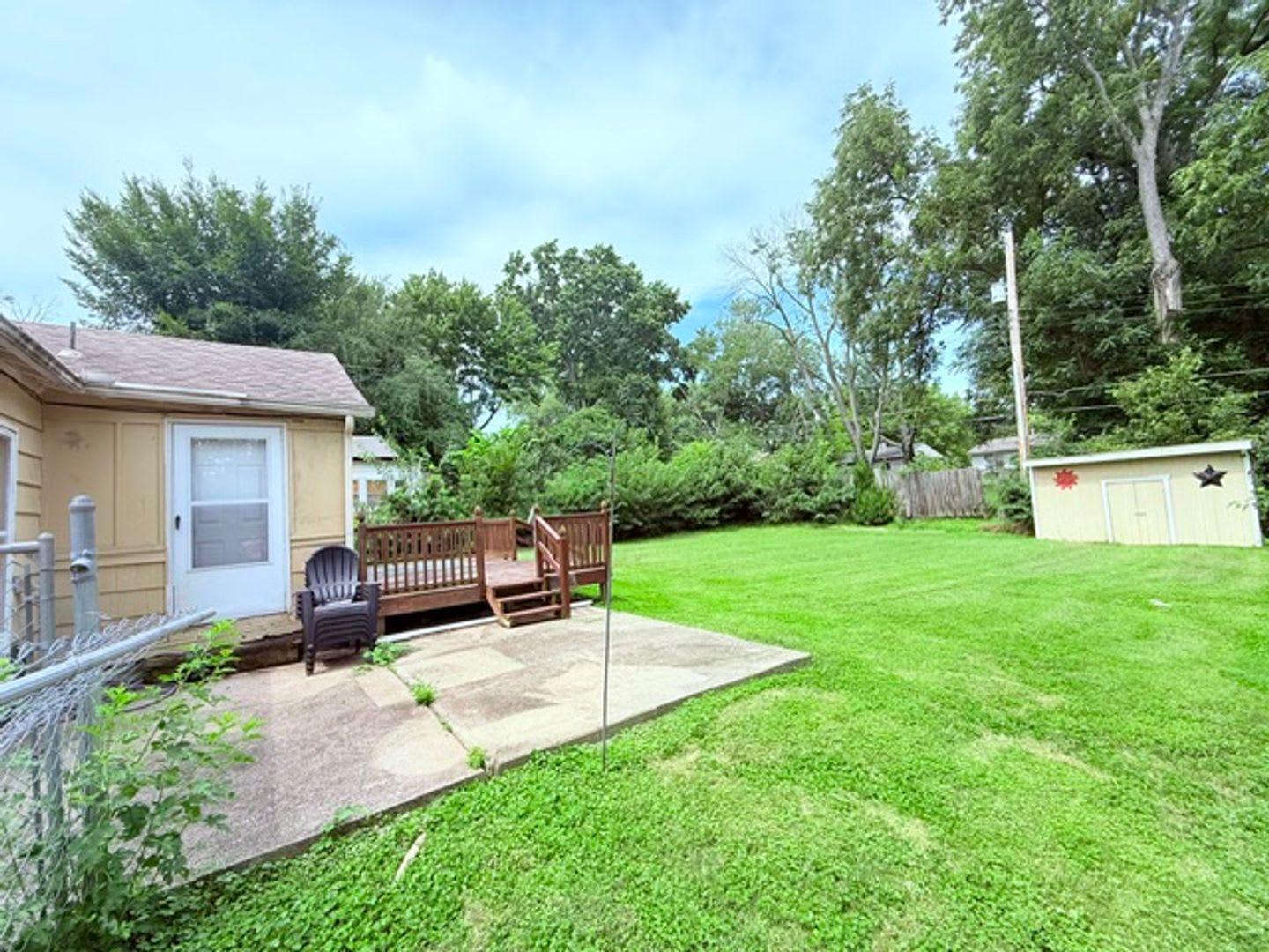 9812 — One-Level Home in Independence with Huge Backyard & Brand-New Carpet – photo 3
