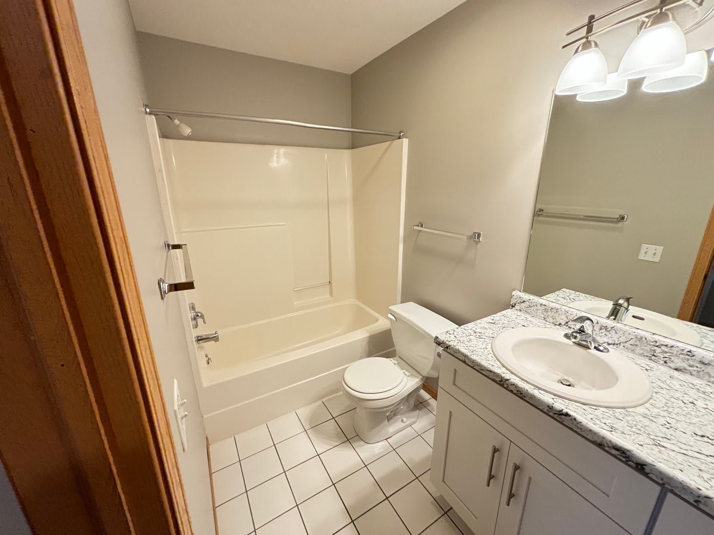 300 Off Move In Special Spacious 3 Bedroom Townhome With Vaulted Ceilings Fireplace Attached Garage – photo 4