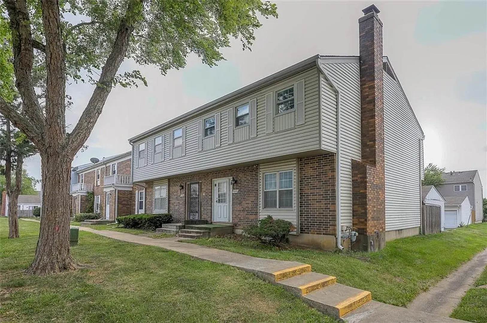 Newly Renovated Town Home In Grandview – photo 4