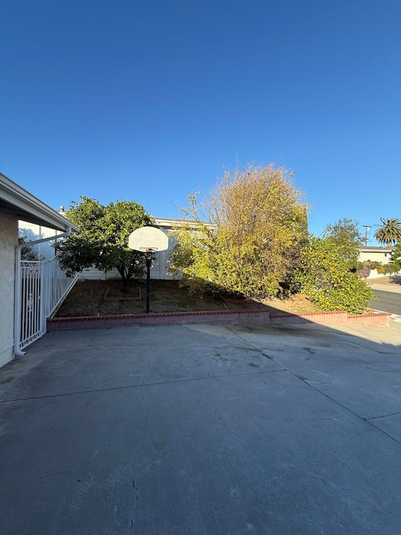 3 Bedroom 2 Bathroom Granada Hills Home (Main House) Great Location! – photo 3