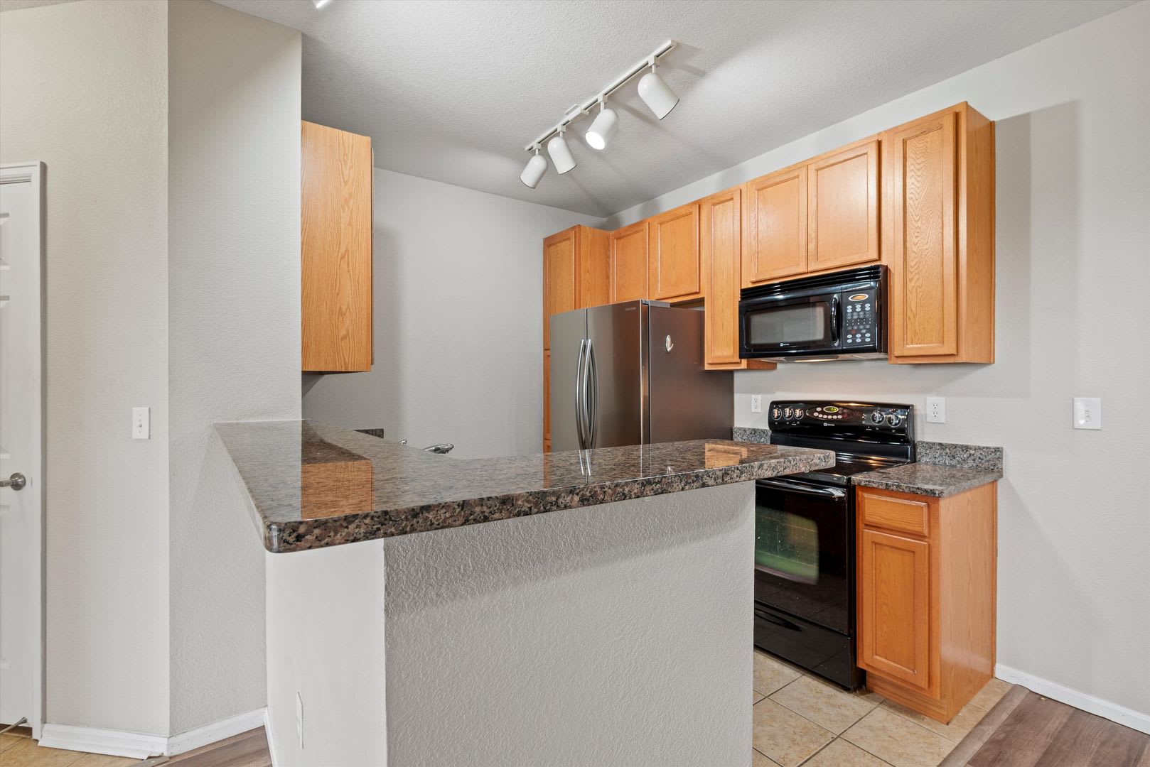 Pet Friendly 2Br Condo Private Balconies Fireplace Resort Style Amenities – photo 3