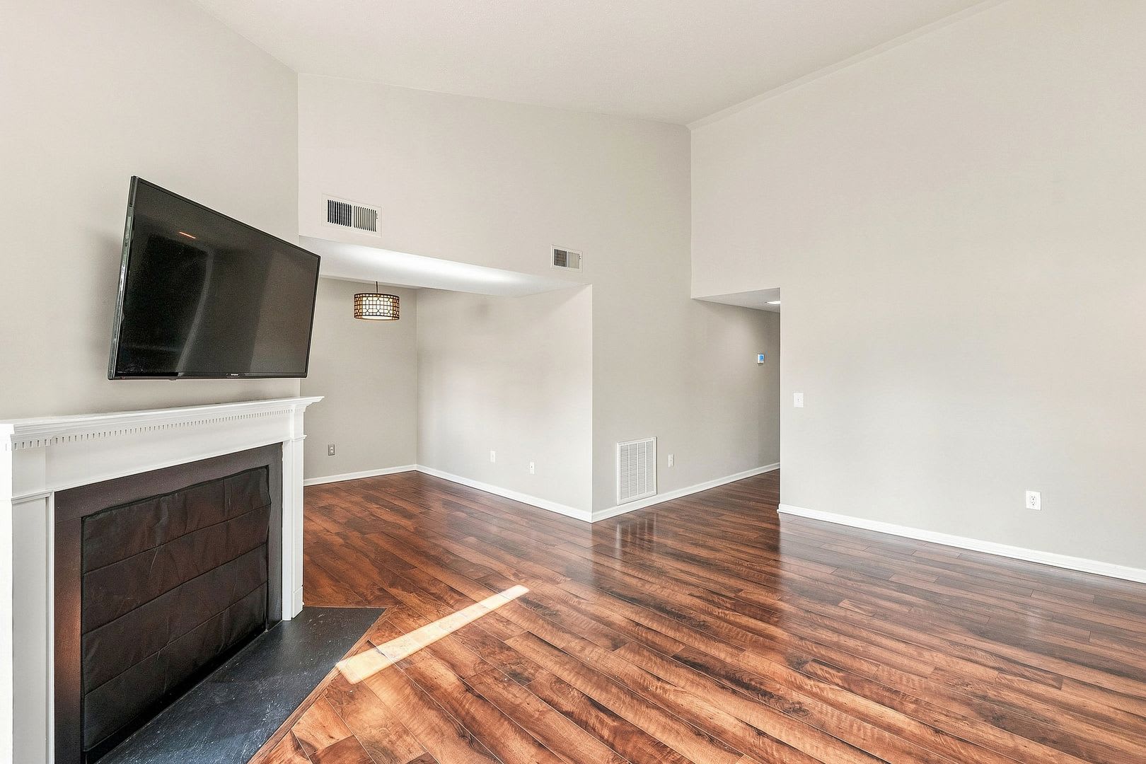 Charming Top-Level 2BR/2BA Condo in the Heart of Leesburg – photo 5
