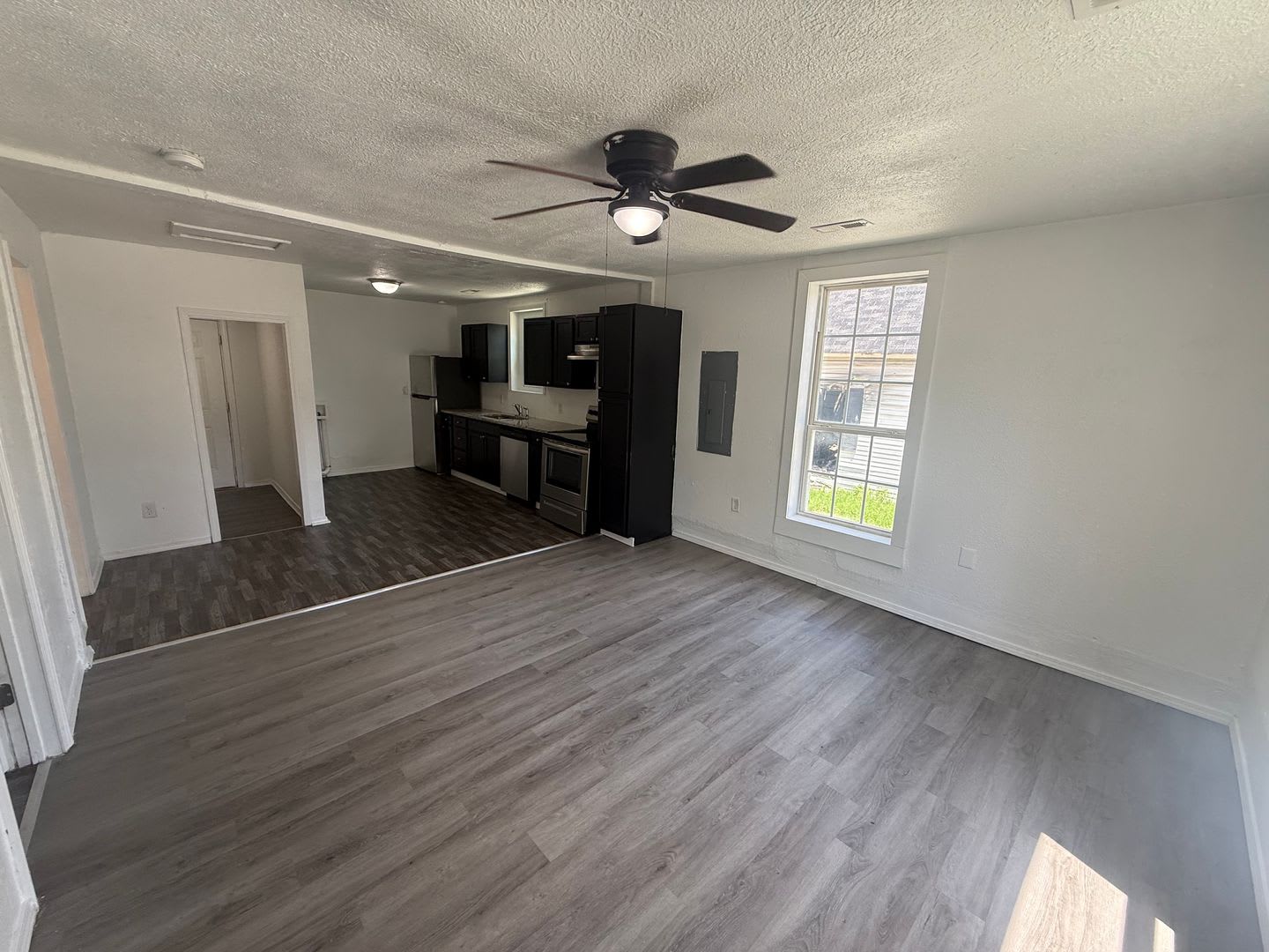 Recently Remodeled 2 Bedroom 1 Bathroom Home – photo 3