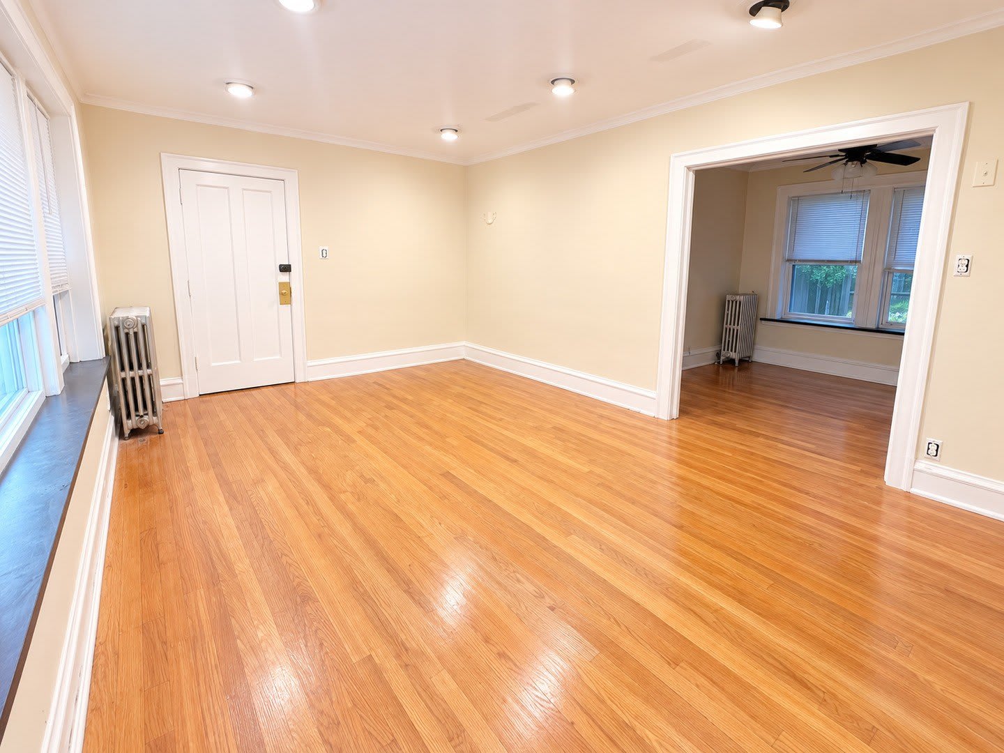 2044 W Farragut Avenue – photo 4