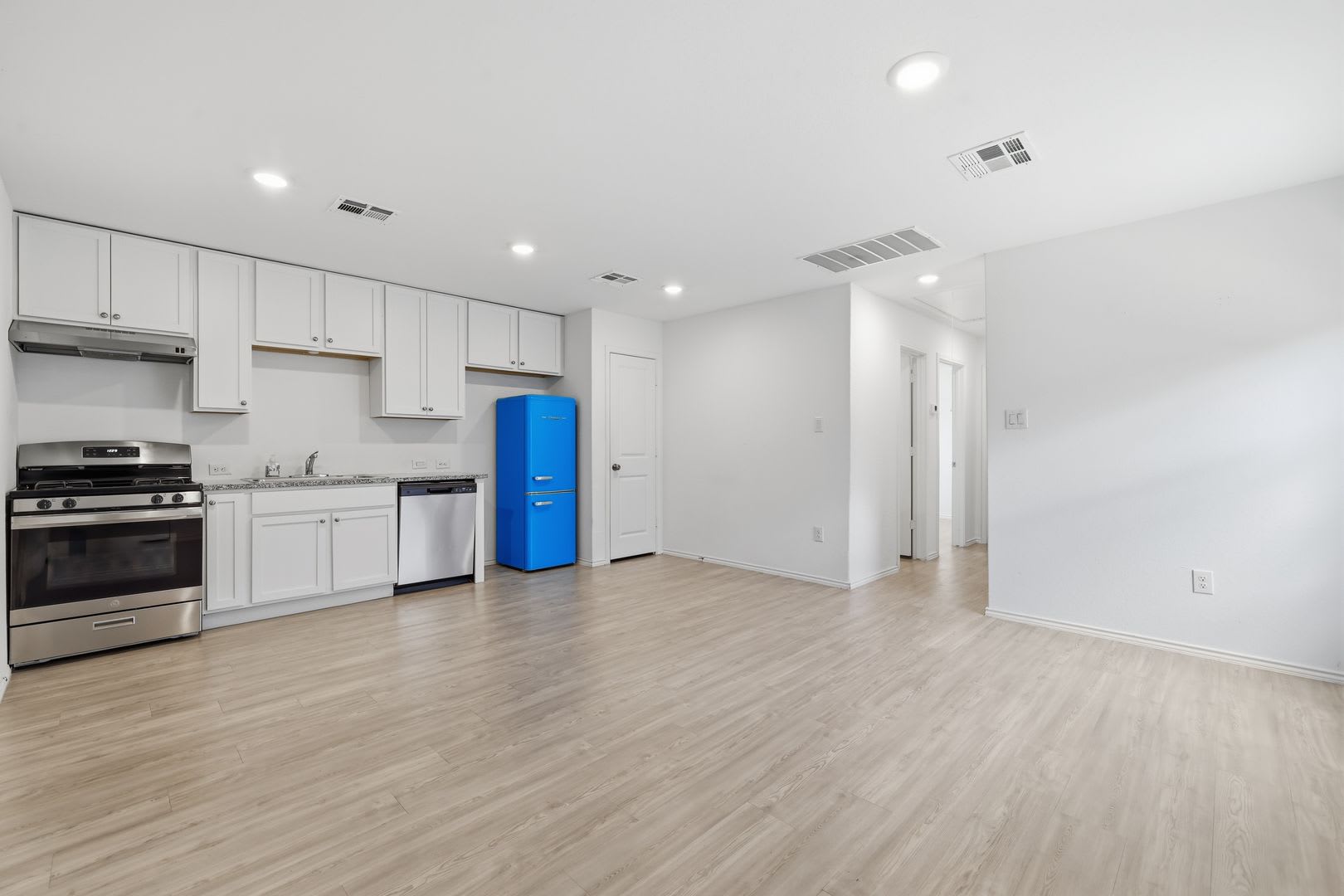 Move-In Ready Home with Modern Features in Medina Landing Subdivision – photo 5