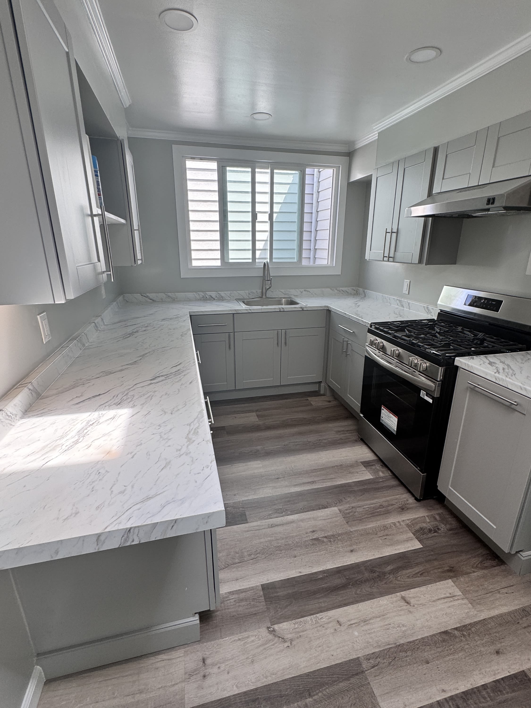 1646 Yosemite Avenue – photo 2