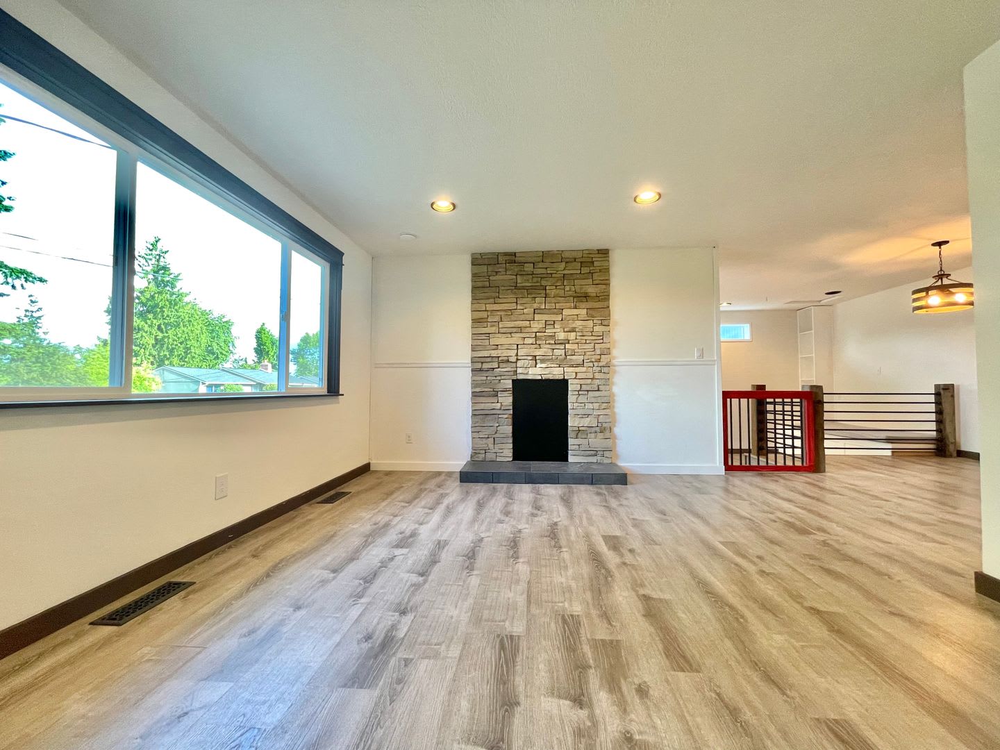 Beautifully 3-Bedroom Home with Large Covered Deck in Lynnwood – photo 5
