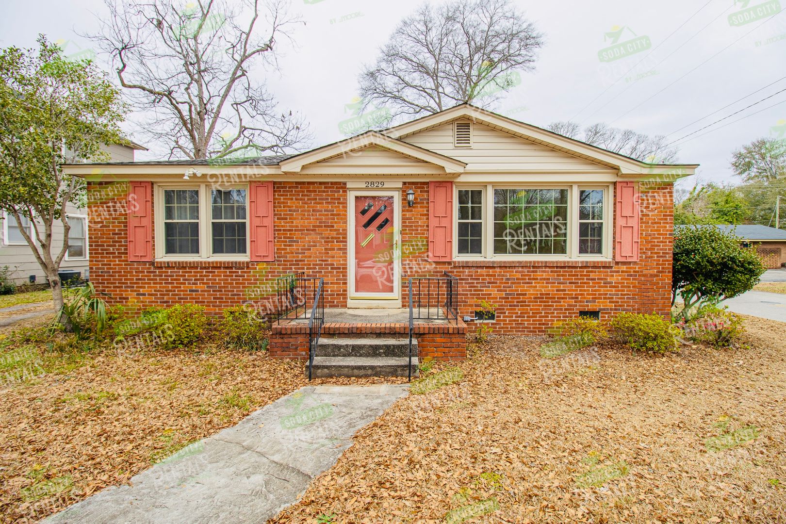 Charming Shandon Corner Lot Home – Hardwood Floors, Fenced Yard! – photo 2