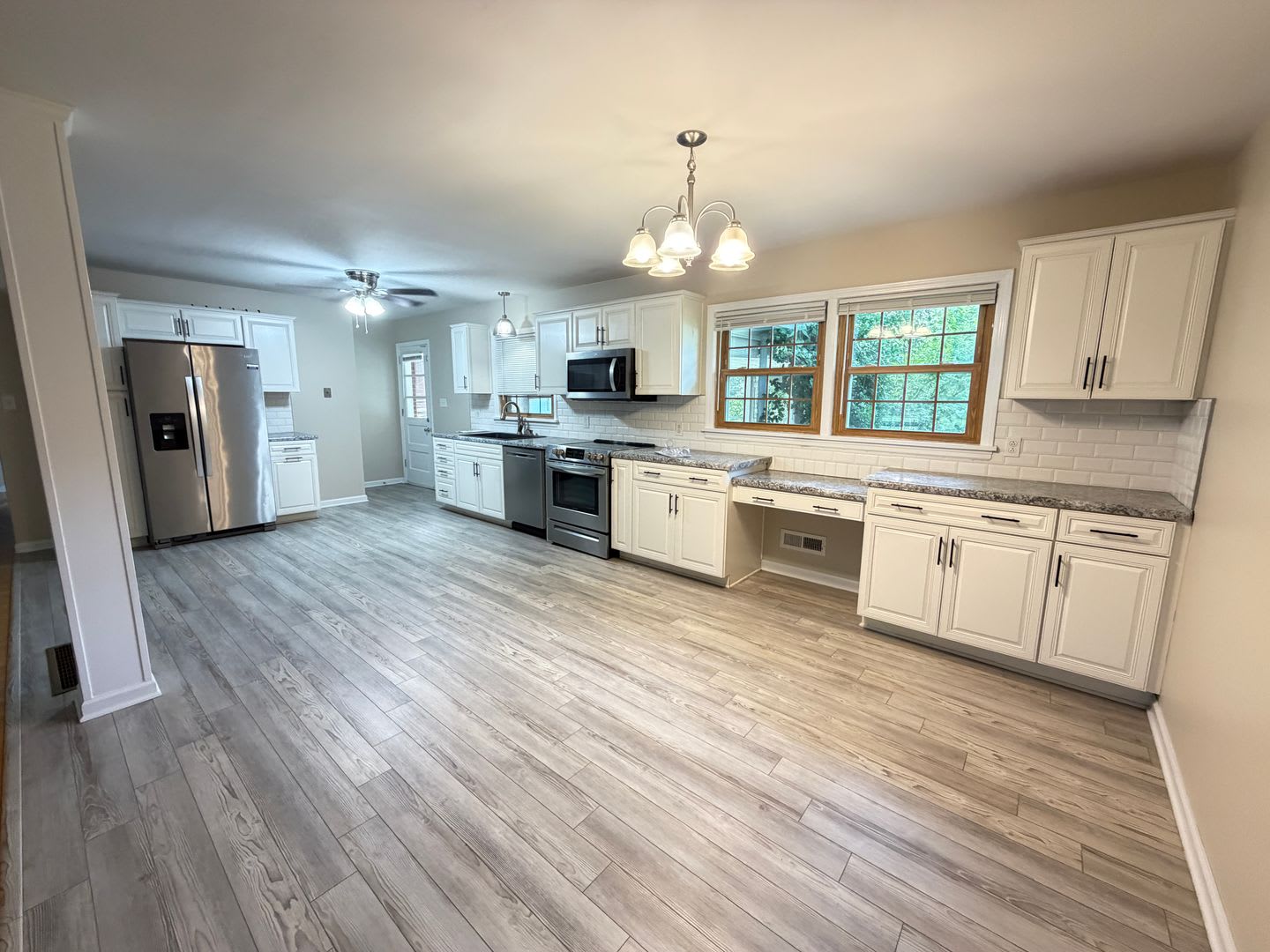 Miraculous 3 Bedroom And 2.5 Bath House!! – photo 4