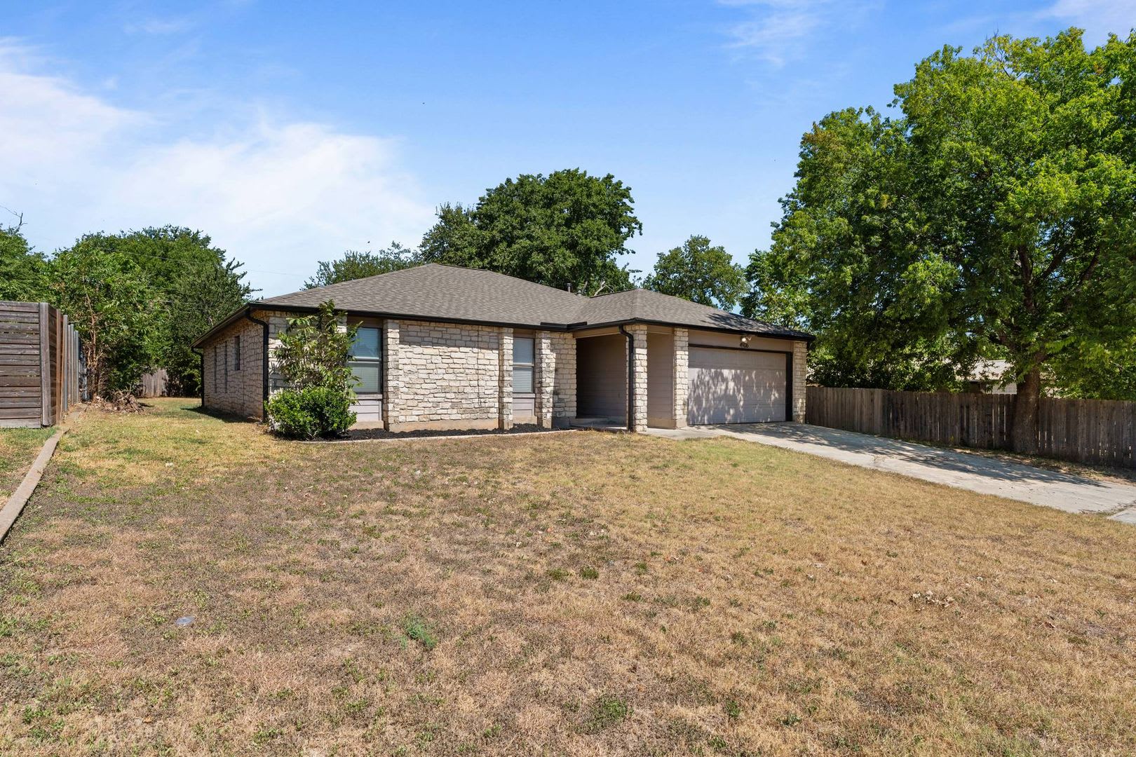 3 bedroom house with fireplace and large fenced in yard – photo 2
