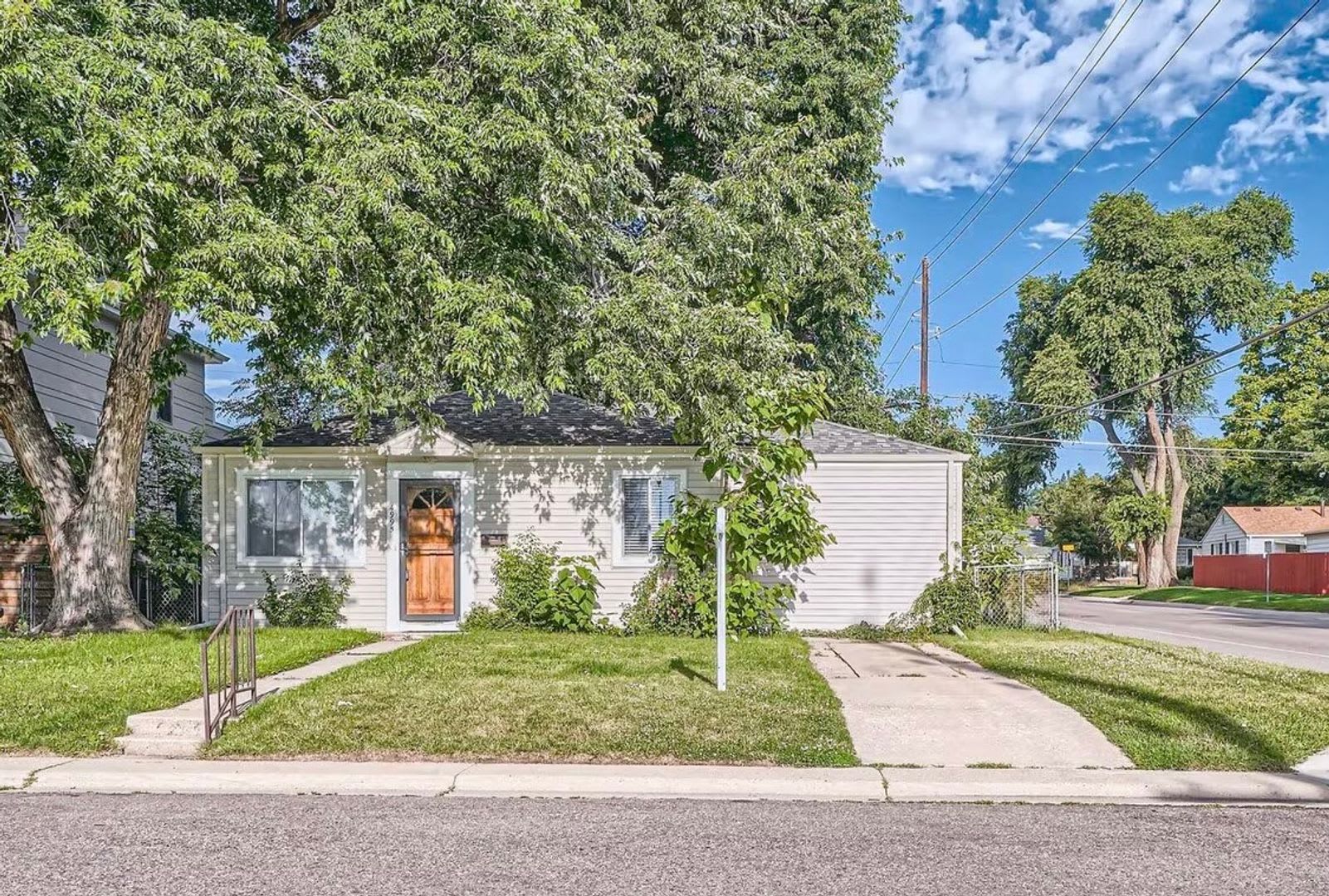 Spacious Denver 3BR Home with Easy Access to Transit & Outdoors! Available 9/10/2026 – photo 2