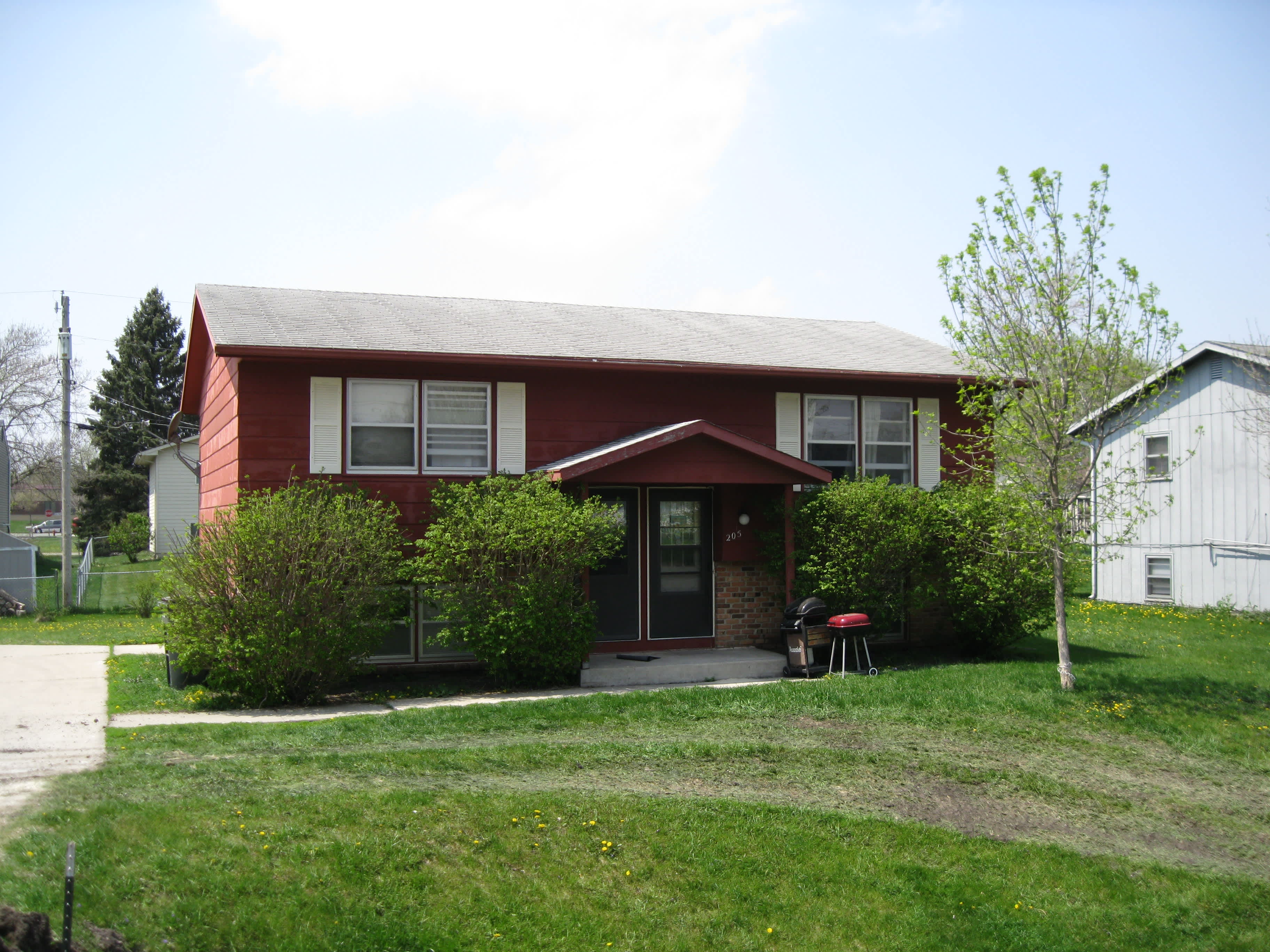 205 Hillcrest Dr – photo 1