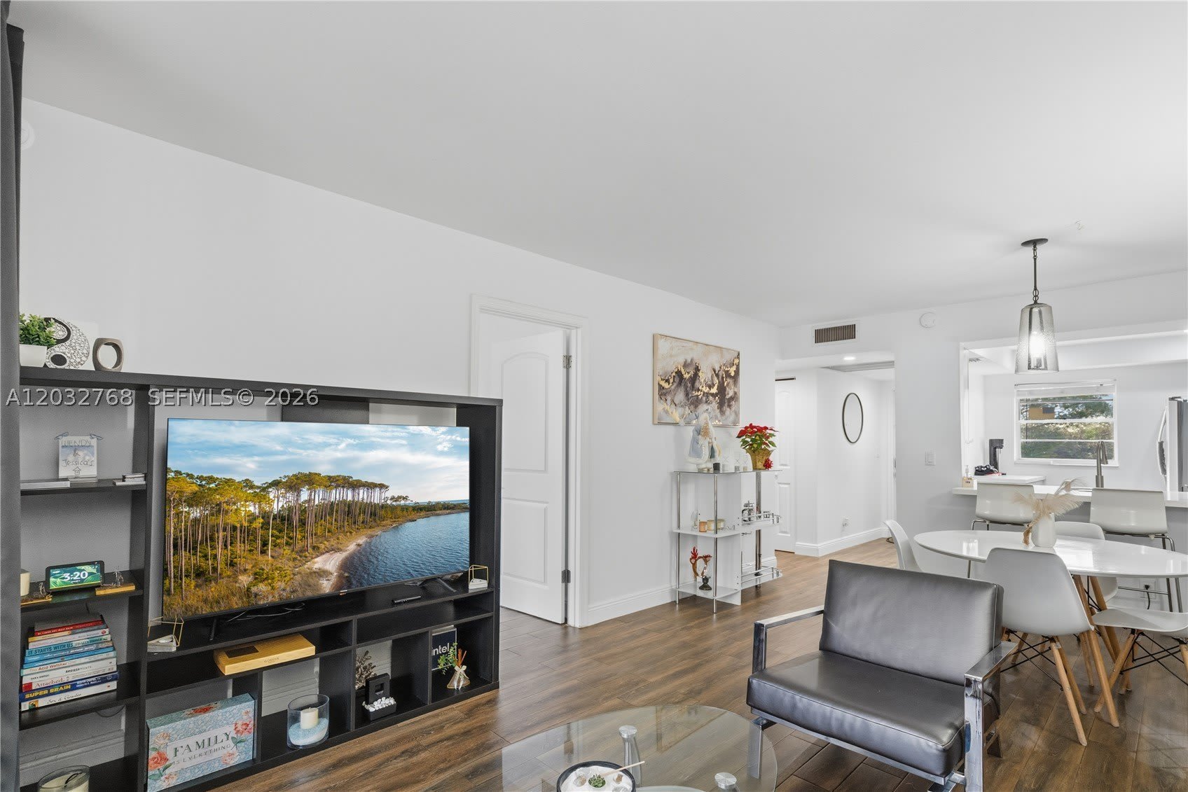 9340 Lagoon Pl – photo 2
