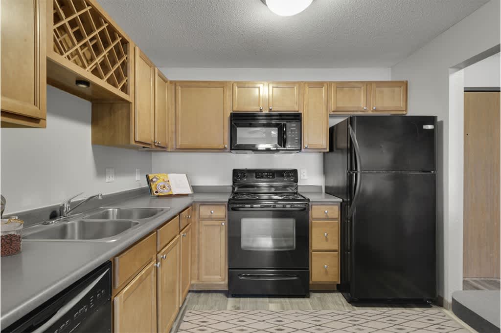 Summer Creek Apartments – photo 2