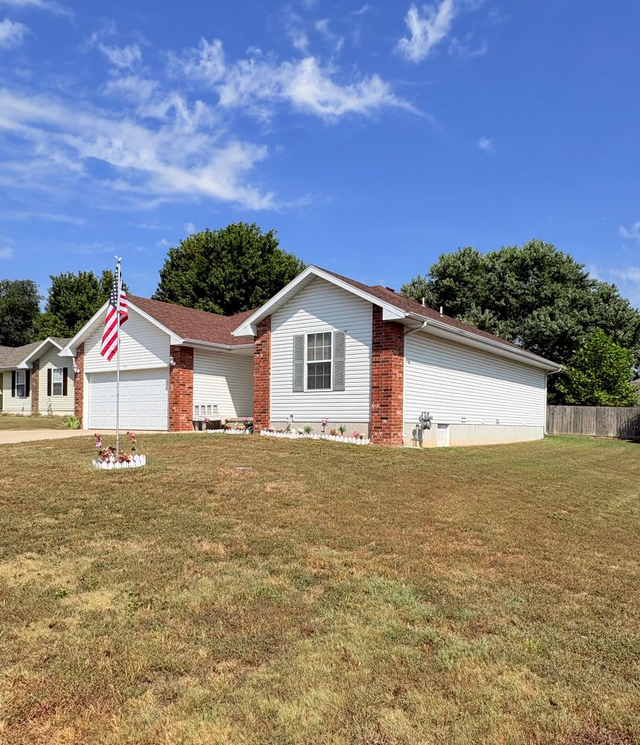 3 Bedroom Home for Lease in Clever! Available for November 1st Move-in – photo 2
