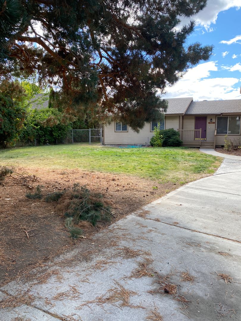 Large Home for Rent on Airway Dr, Beautiful Backyard Views! – photo 3