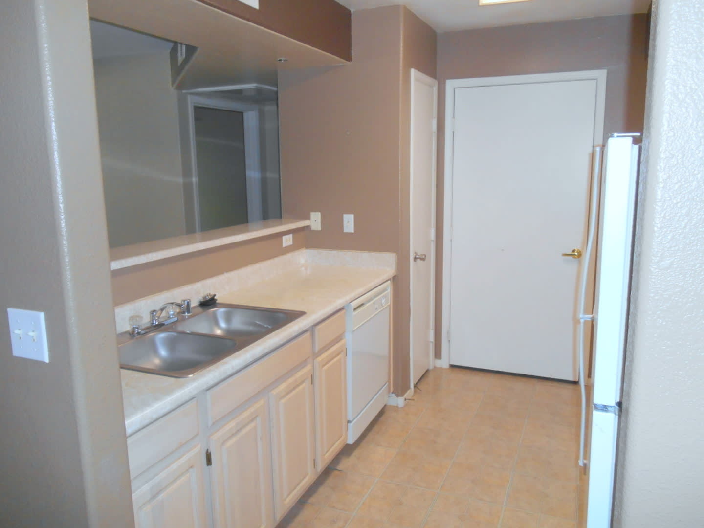 Convenient 1st Floor Condo in Gated Community with Pool – photo 3