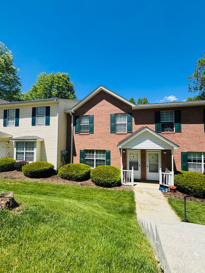 4 Bedroom, 2.5 Bath Townhouse – photo 1