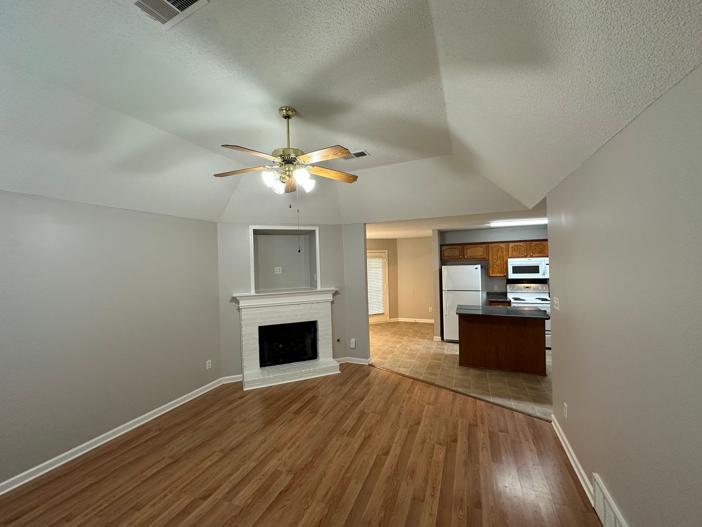 Lovely Cordova Home Fresh Paint And New Carpet Fenced Backyard And Eat In Kitchen Pets Are Welcome Fees Apply – photo 5