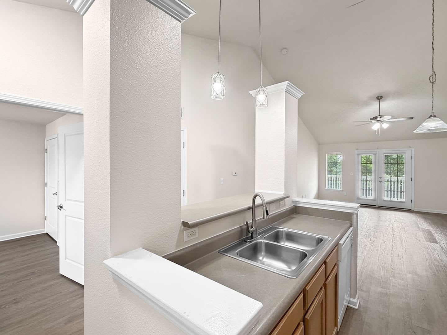Grand Lakeside Escape: Spacious 3-Bedroom Retreat in Lakeshore Community – photo 1