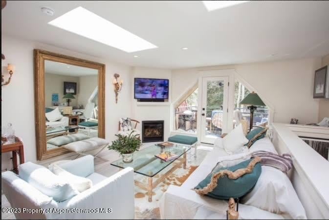 108 W Hyman Avenue – photo 1