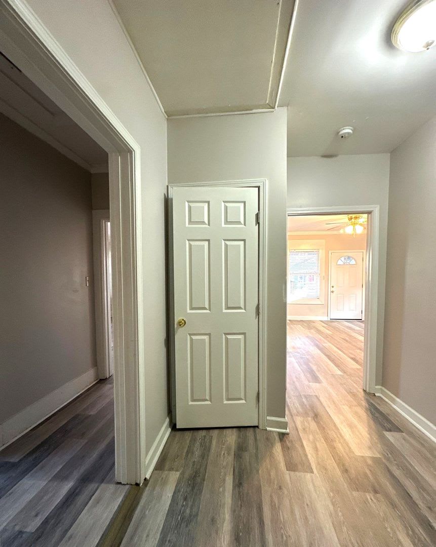 RHODES AREA 4 Bedroom /2.5 Bath House! Gorgeous New Floors – photo 5