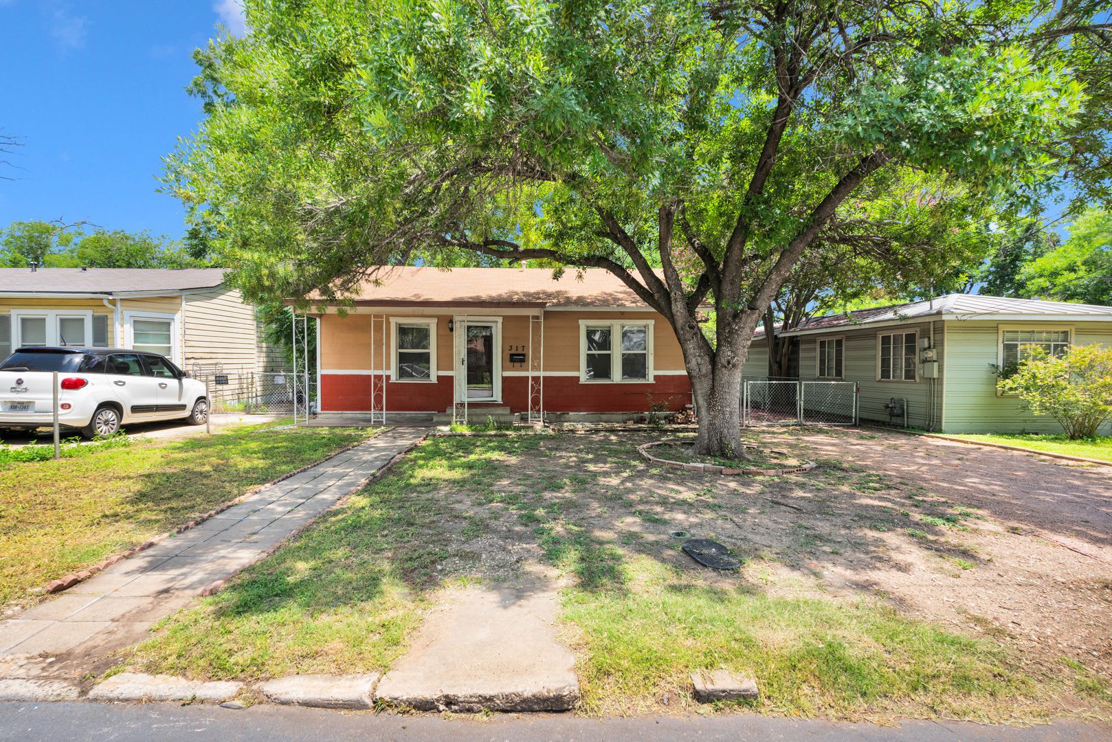 Cozy 2 Bedroom Home in Downtown San Antonio! – photo 2