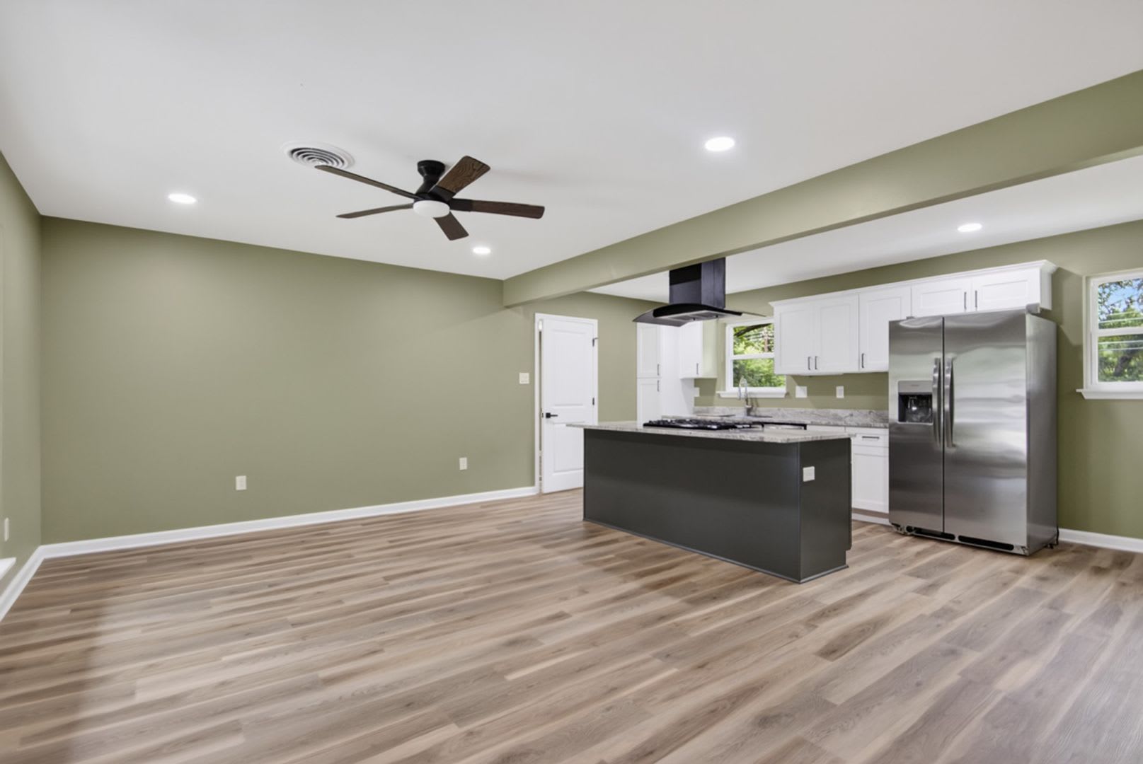 Fully Renovated 4 Bedroom Home With Brand New Kitchen New Flooring Spacious Lot – photo 2