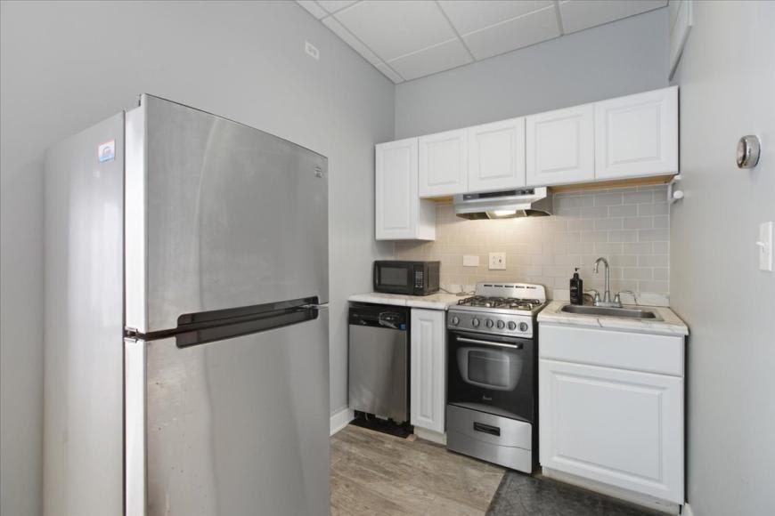 1338 W Irving Park Rd – photo 1