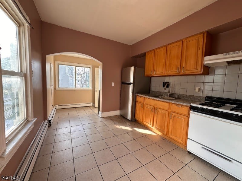 748 Trumbull St – photo 4