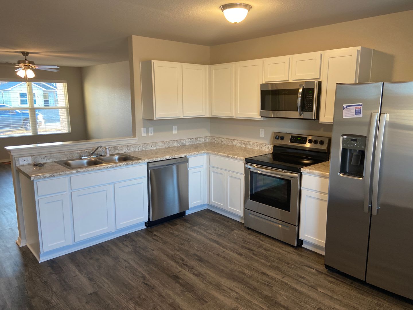 Pre-Leasing Now! Beautiful 3-Bedroom, 2-Bathroom Home in Conrad Court – photo 4