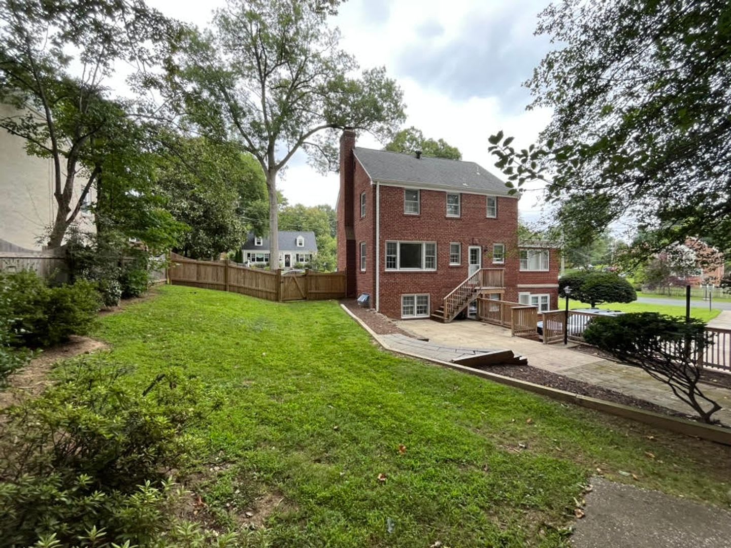 CHARMING COLONIAL IN KENSINGTON CLOSE TO NIH JOINT BASE BETHESDA – photo 2