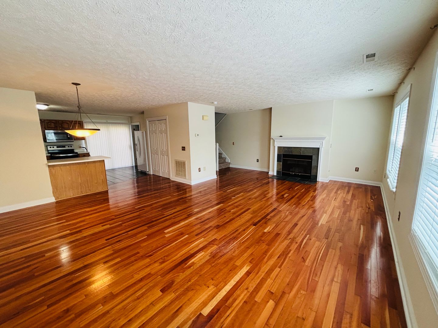 3 Bedroom 2.5 Half Bath Townhouse with 2 Car Garage – photo 4