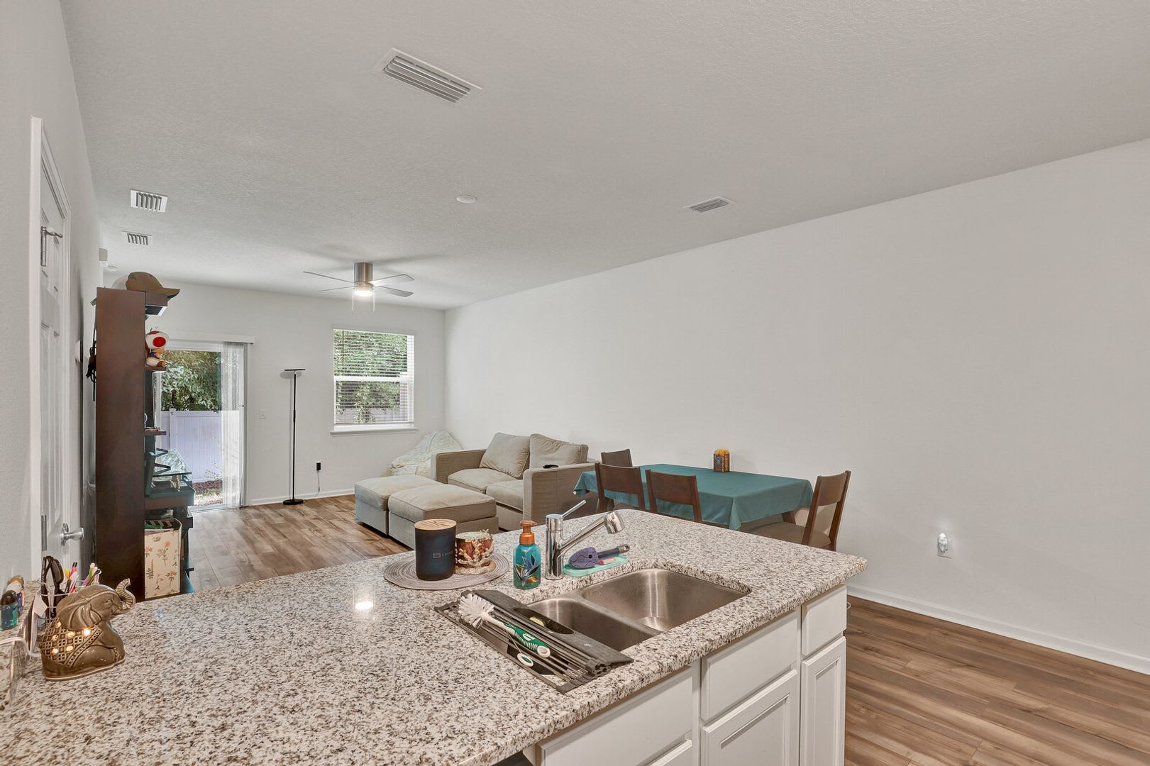 Like new 2 bedroom/ 2.5 bathroom townhome in Mandarin! – photo 4