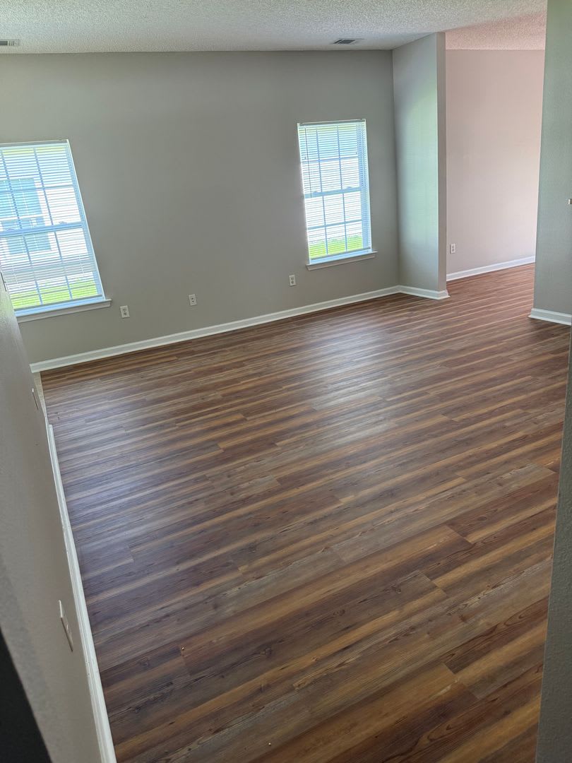 New floors, just painted, and all new appliances!! – photo 4