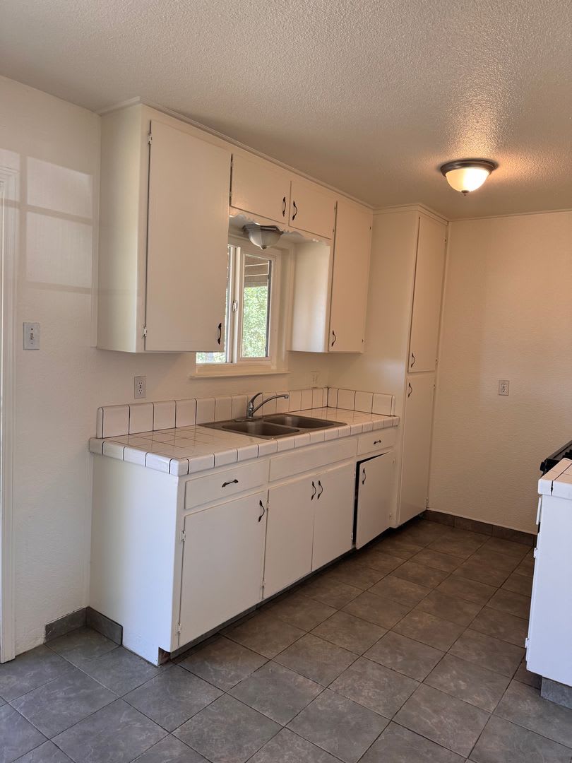 4 Bedroom 2 Bath Ranch Style Home in Lemoore – photo 4