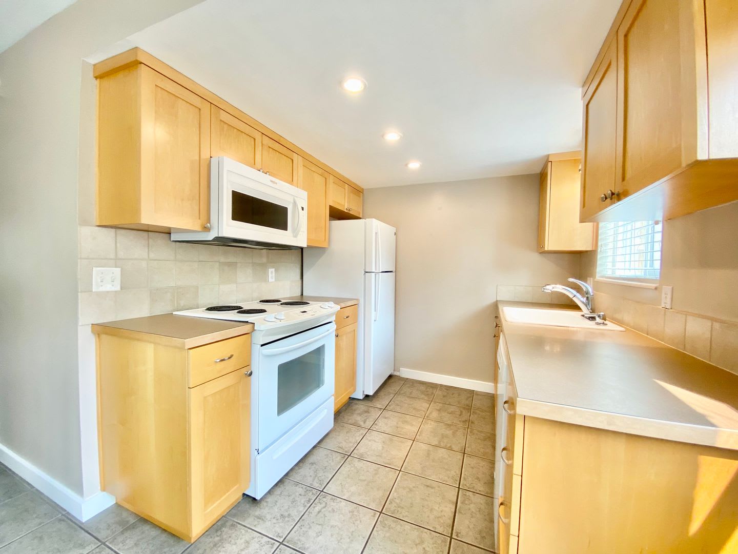 Charming Townhome in Bellevue's Newport Hills Community – photo 5