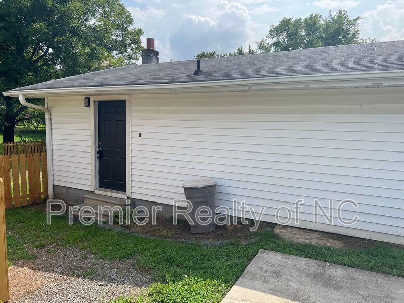 7596 Broad Street – photo 1