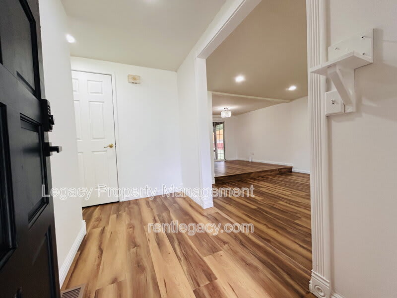 493 Dahlia St – photo 5